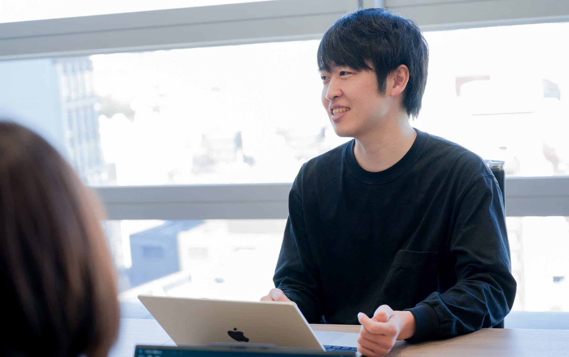 耳に入るあらゆる情報を成長の糧にーリモートから出社へシフトしたエンジニアが新しい環境で学ぶこと